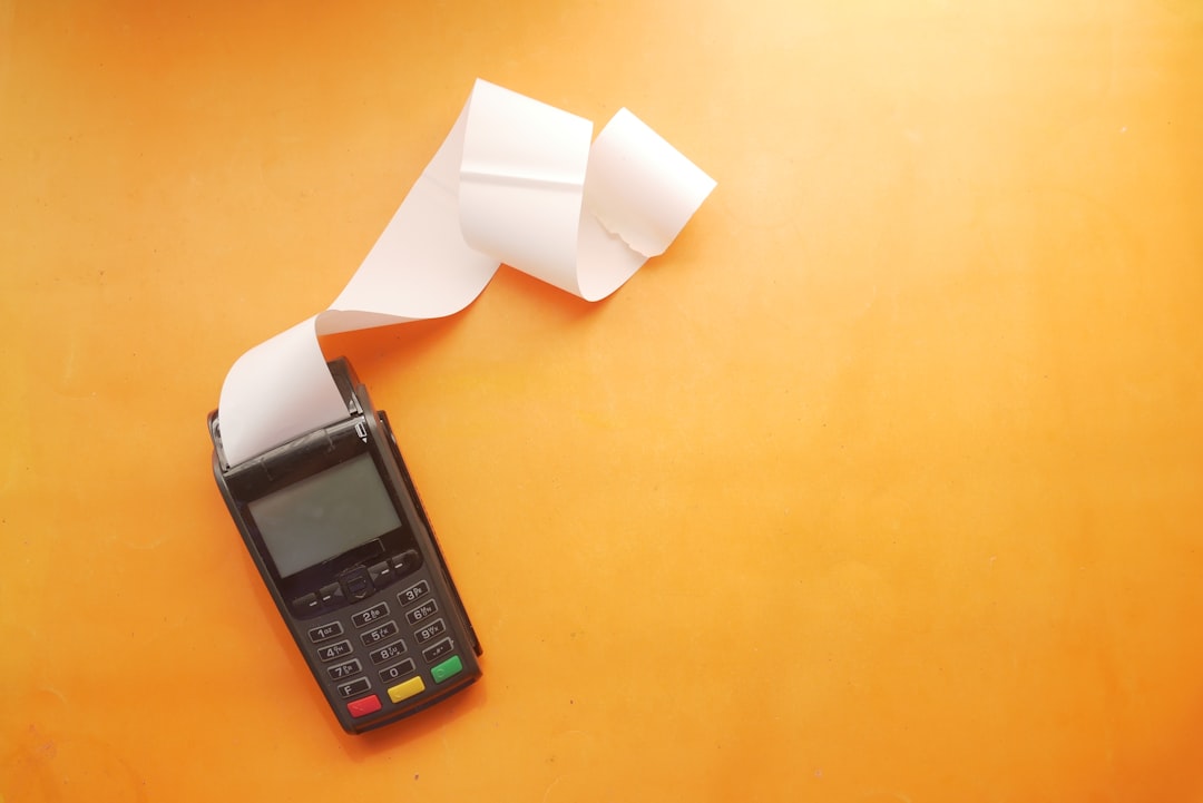 pad-dodavatele-pokladen-eet-co-delat-podnikatele a cell phone sitting on top of a table next to a roll of paper