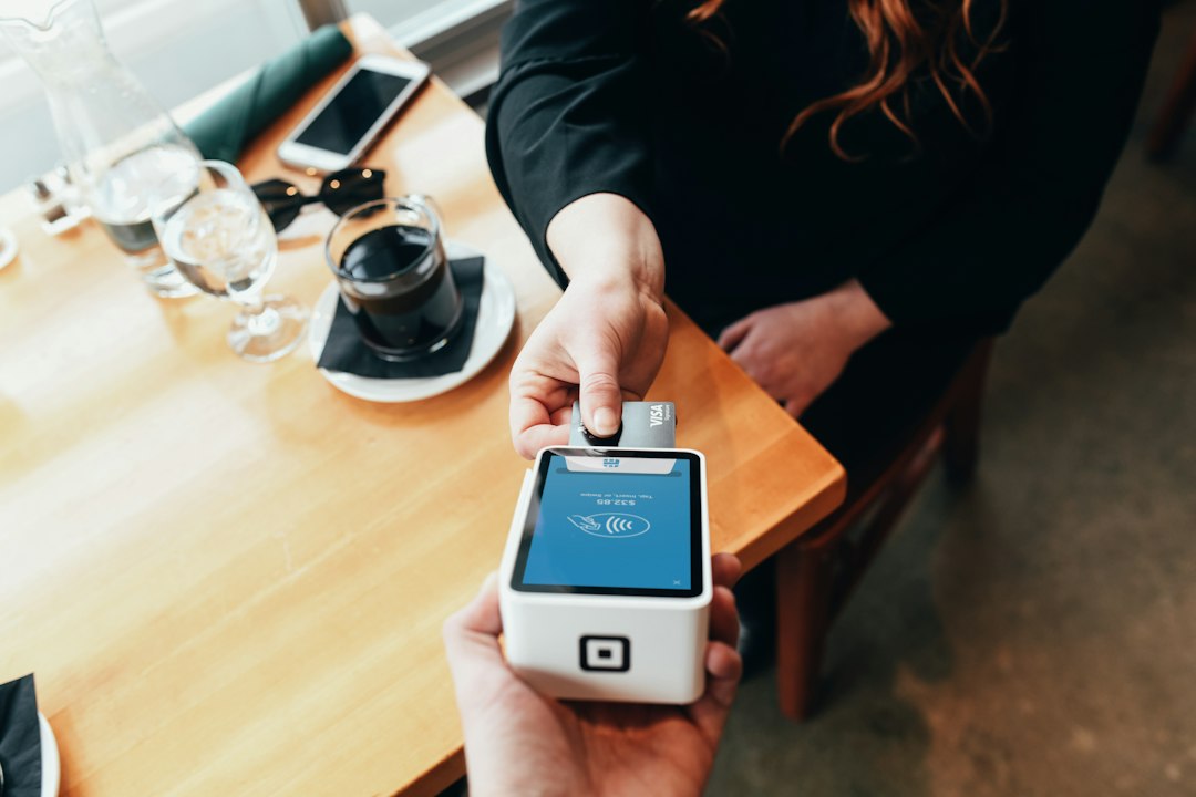 nealko-v-restauraci-za-12-procent-dph-co-nastavit-v-pokladne person holding credit card swipe machine