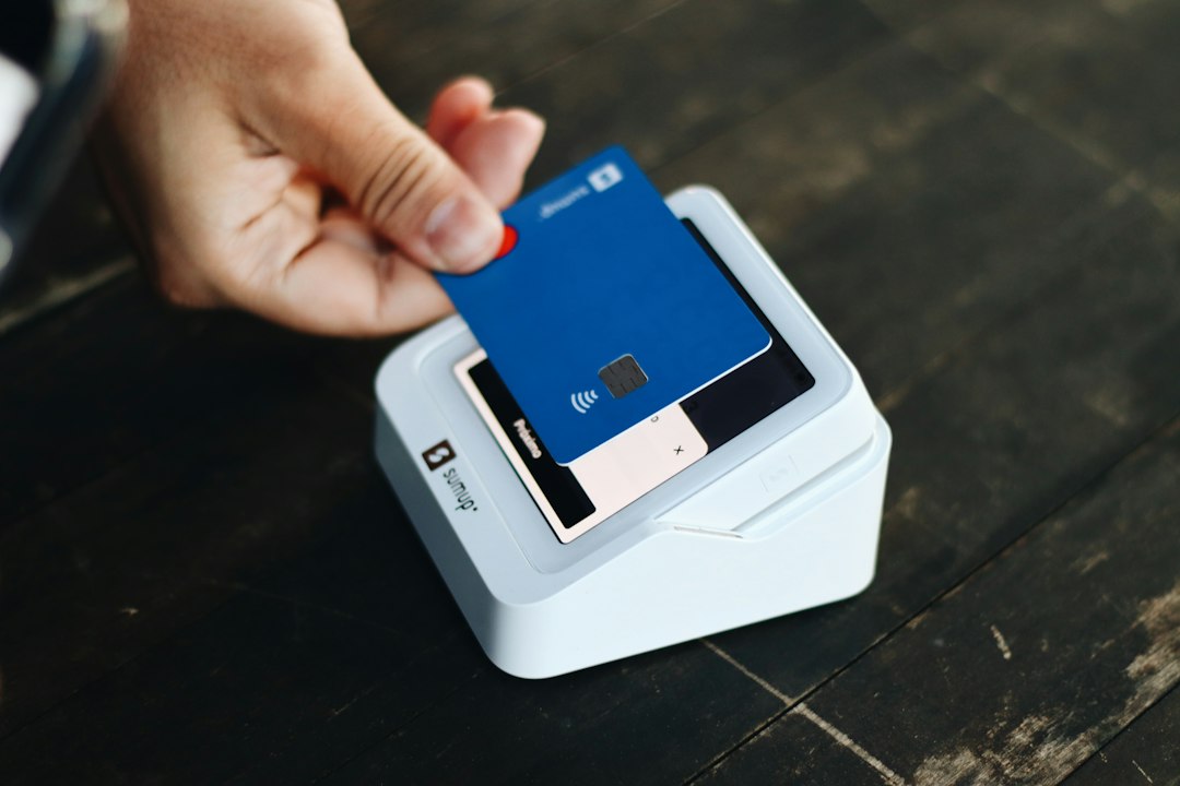 platby-kartou-v-cesku-poprve-prekonaly-60-procent a person holding a credit card in their hand