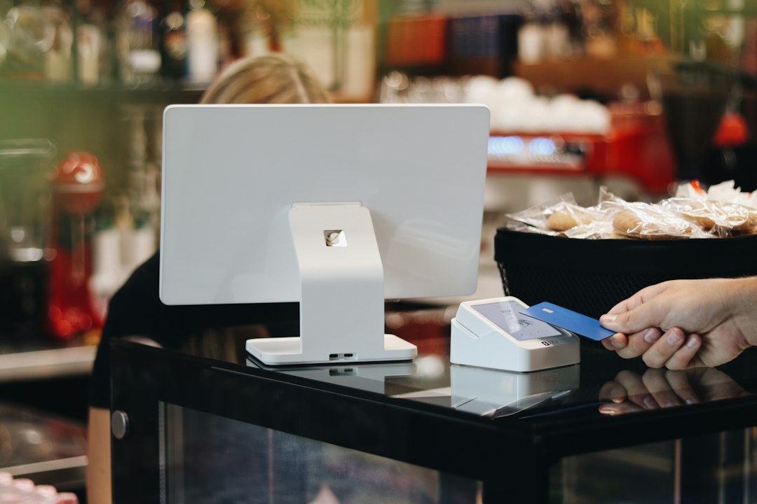 podnikatele-eet-2-0-nemusi-kupovat-pokladny-zdarma A person holding a credit card in front of a computer